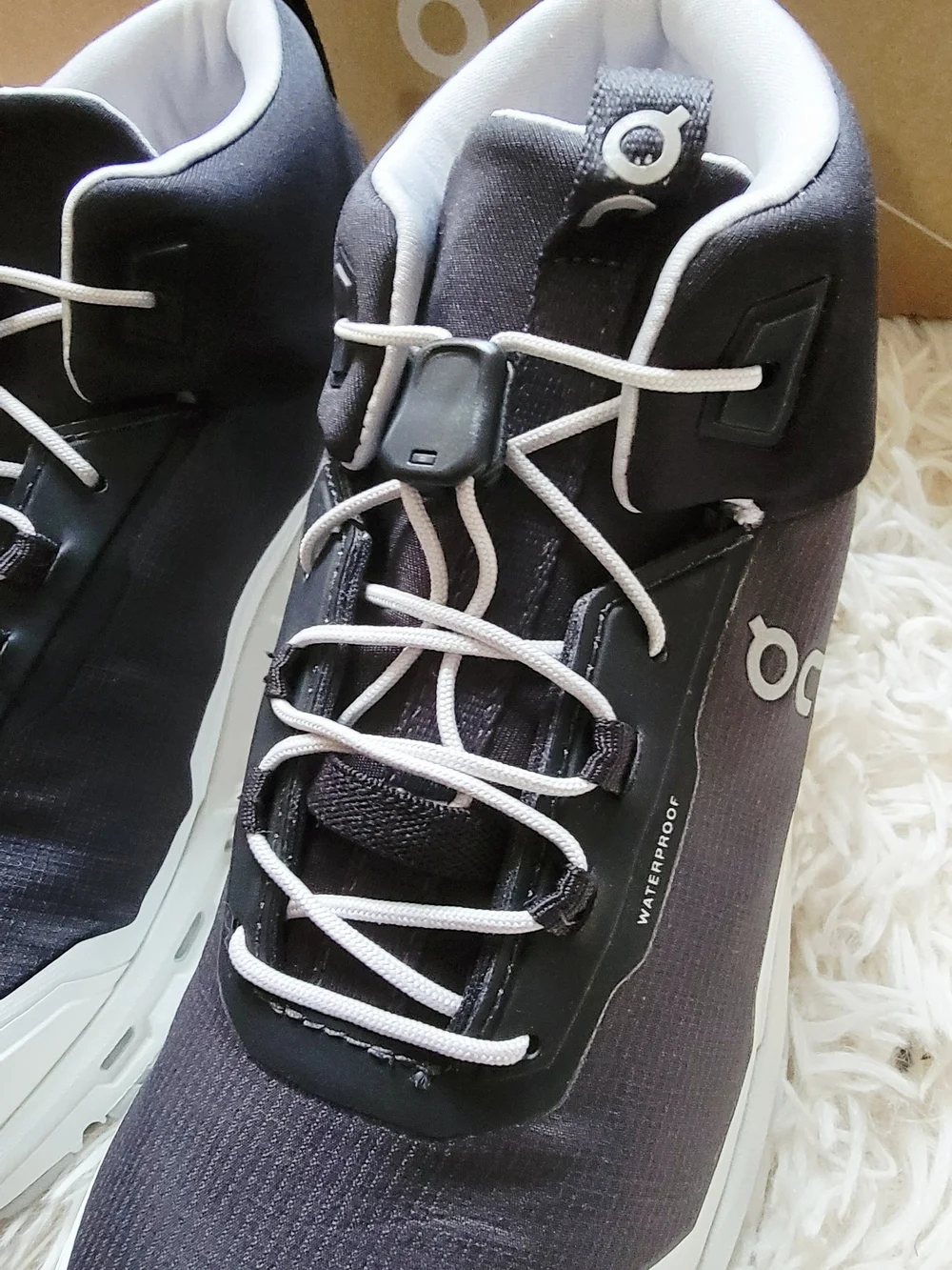 NIB On Kid's Cloudhero Waterproof Mid-Top Trail Sneakers in Gray and White Sz Y5